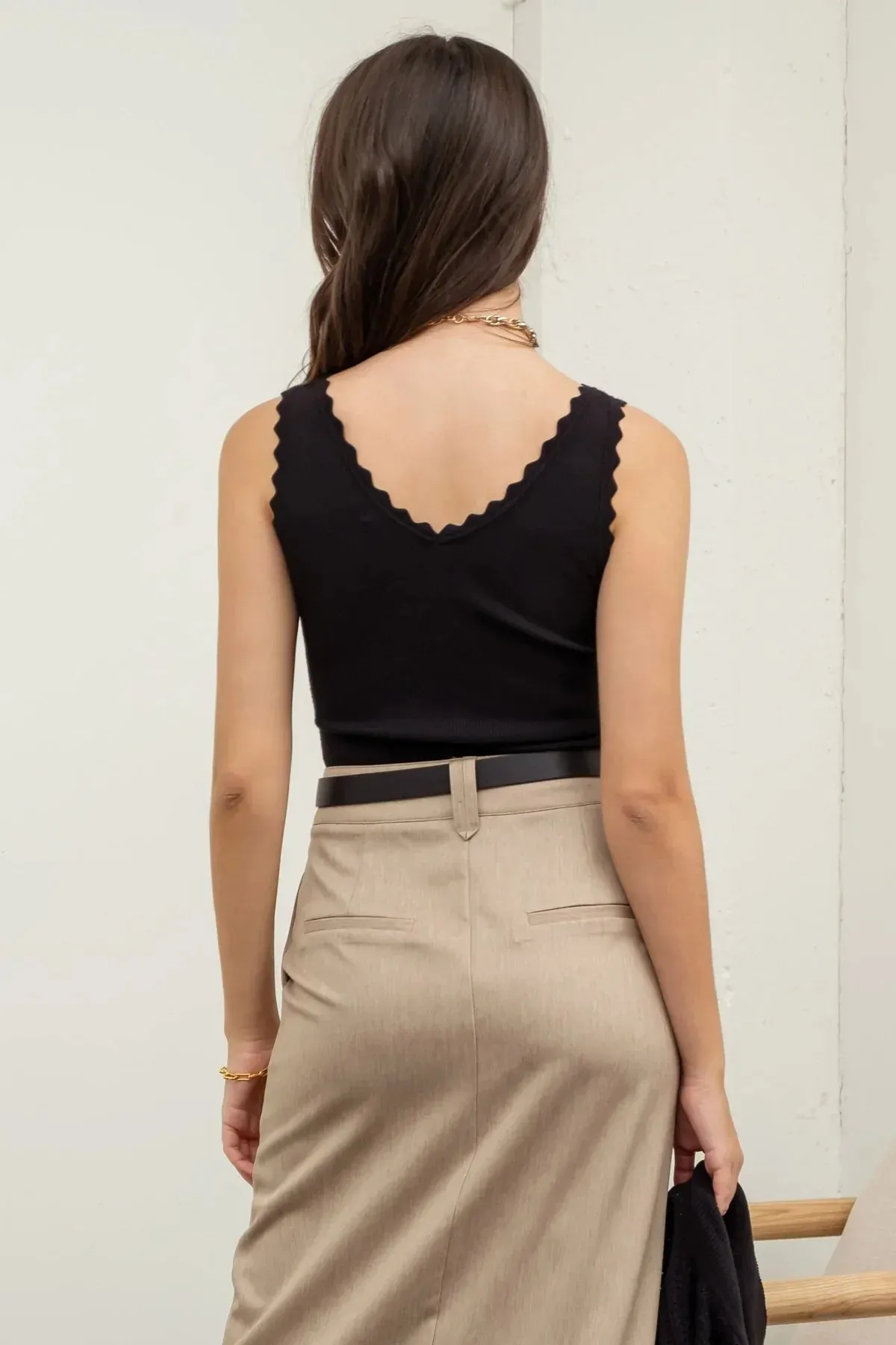 SCALLOP EDGE SLEEVELESS SWEATER KNIT CROP TOP